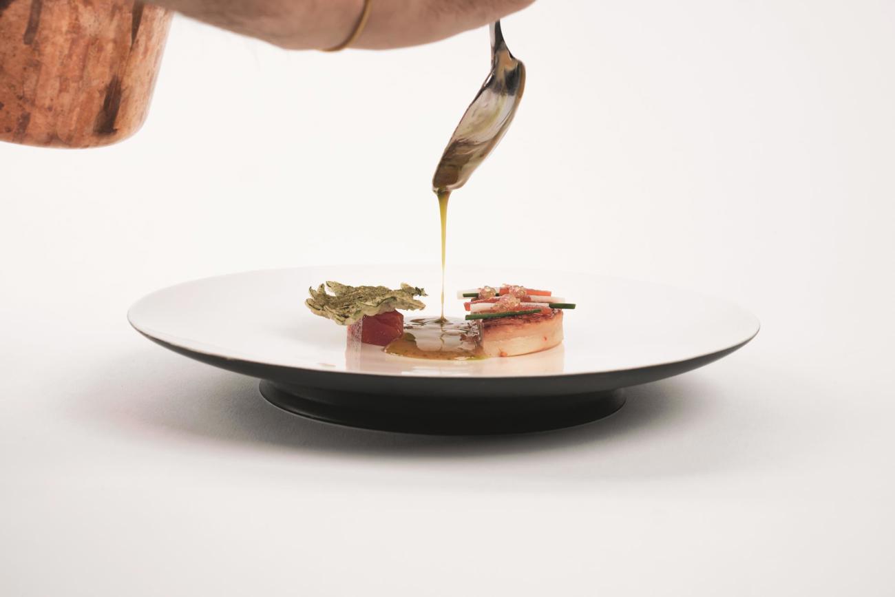 Sellerie-Roulade, Fingerlimetten, Quitte, Shiso-Tempura an einer Madeira-Shiitake-Dashi.