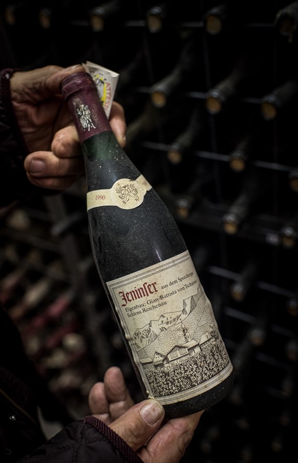 Im Archiv des Schlosses Reichenau befinden sich von jeder Abfüllung einige Flaschen. Rund 6000 Flaschen sind das mittlerweile, darunter auch 40-jährige Weine aus dem Anfangsjahr von  Gian-Battista von Tscharner.