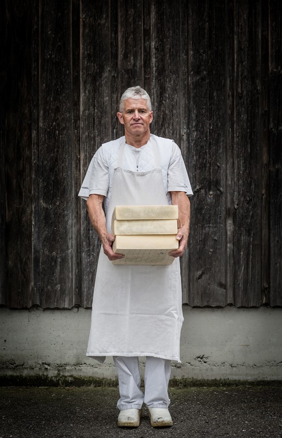 Daniel Camenzind, Käser aus Fehraltorf, produziert einen Blauschimmel-Raclettekäse.