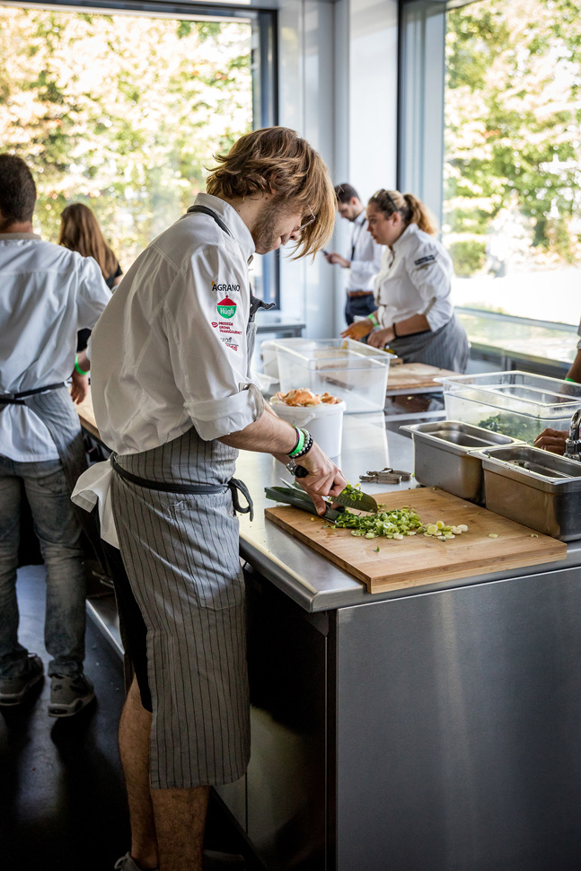 Schnibbeln im Akkord: Mirko Buri will die Jungen zu eigenen Anti-Food-Waste-Projekten inspirieren.