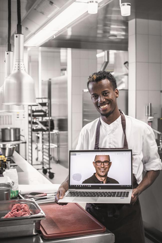  «Ihm verdanke ich viel», sagt Okbit Teweldemedhin über Küchenchef René Küng, der beim Journalistenbesuch in den Ferien weilt. «Er ist mein Chef, mein Freund, mein Vater – alles zusammen.»