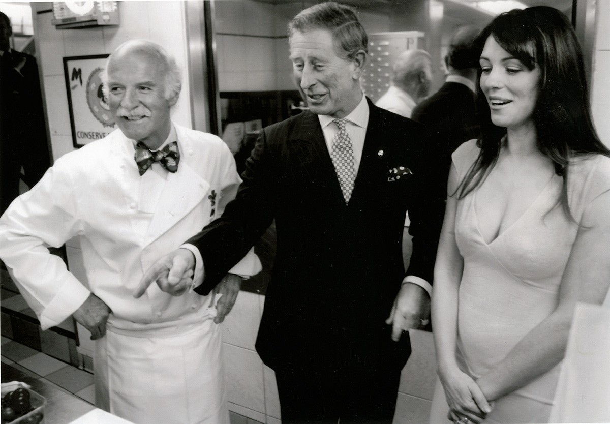 Prinz Charles und Schauspielerin Liz Hurley in der Küche von Mosimann’s, 2004