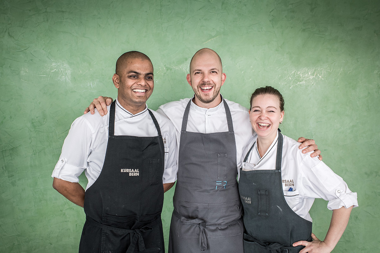 In der Meridiano-Küche gehts freundschaftlich zu und her. Fabian Raffeiner mit einem Teil seiner Brigade: Roger Fernandes Diogo, Chef Gardemanger, und Katrin Fischer, Chef Entremetier.