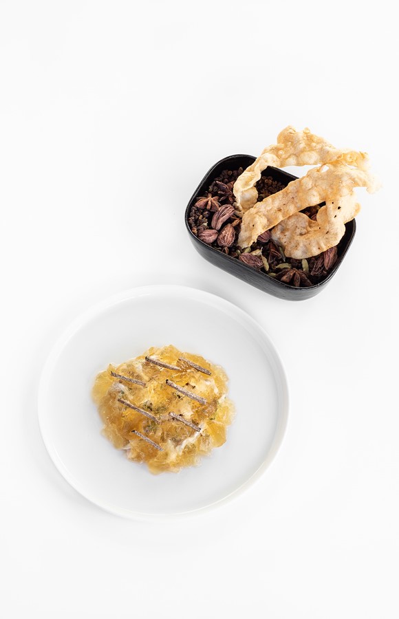 Hendlsulz mit Madeira und Kräutervinaigrette, gewürzter Hendlcracker