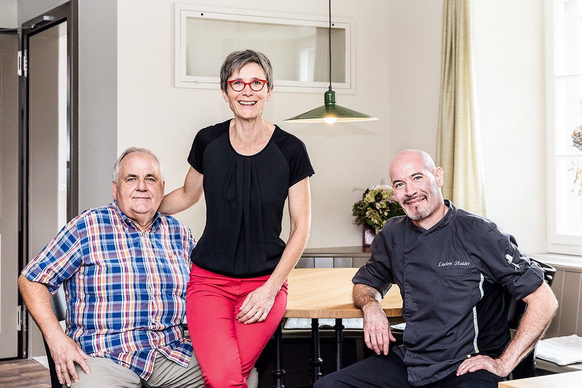 Von links: Gastgeber Toni Brüderli und Barbara Nebiker mit Küchenchef Lucien Stalder