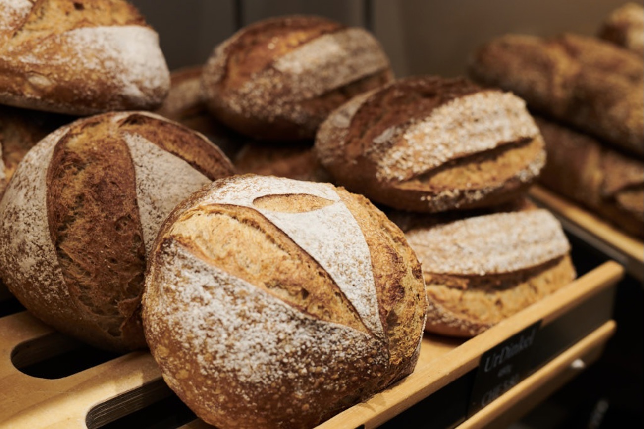 Sauerteigbrot ist nicht nur luftig, knusprig und geschmacksintensiv, es ist auch besonders bekömmlich und lange haltbar. 