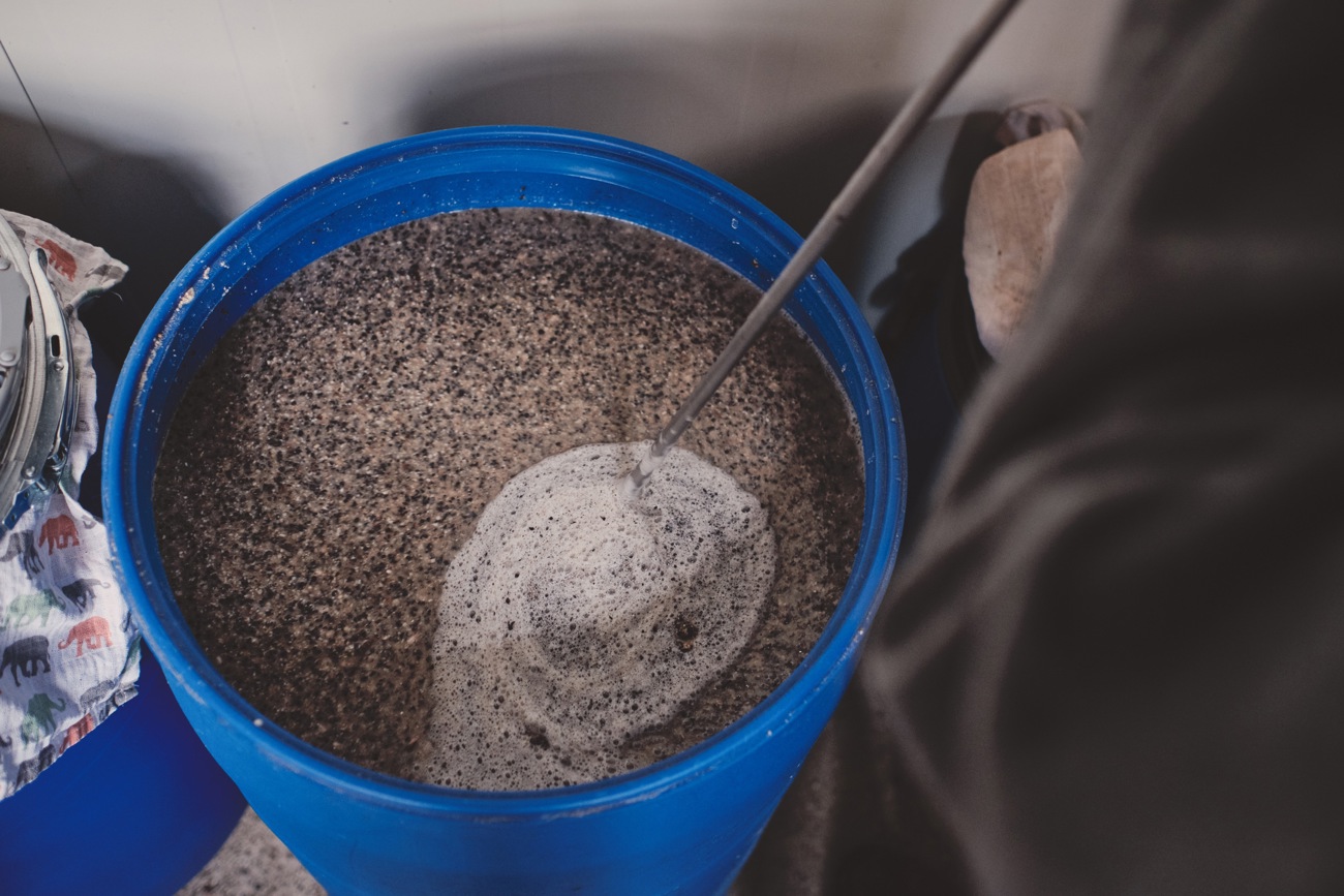 Die «Sojasauce» aus Schweizer Ackerbohnen reift zunächst vier Wochen lang in Plastiktonnen, dann kommt sie für einige Monate ins Barrique-Fass, das sie geschmacklich noch bereichert.