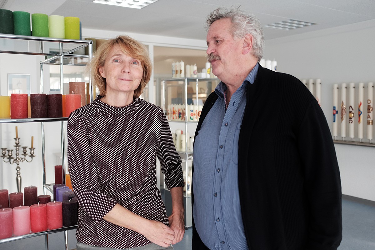 Brigitte und Otmar Lienert in ihrer wiederaufgebauten Kerzenfabrik