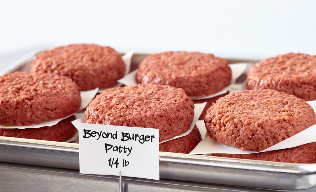 Das Auge käme ihm nicht auf die Schliche: Das Burger-Patty, unter anderem bestehend aus Erbsenprotein, sieht aus wie Fleisch.