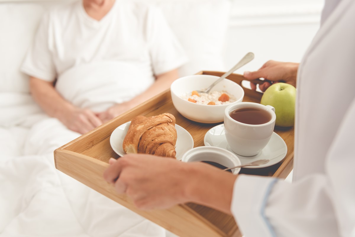 Viel Handlungsbedarf hat die Spital- und Heimgastronomie im Bereich der Frühstücksgetränke wie Milch oder Kaffee. In dieser Kategorie fallen durchschnittlich 72 Gramm Abfall pro Person an.