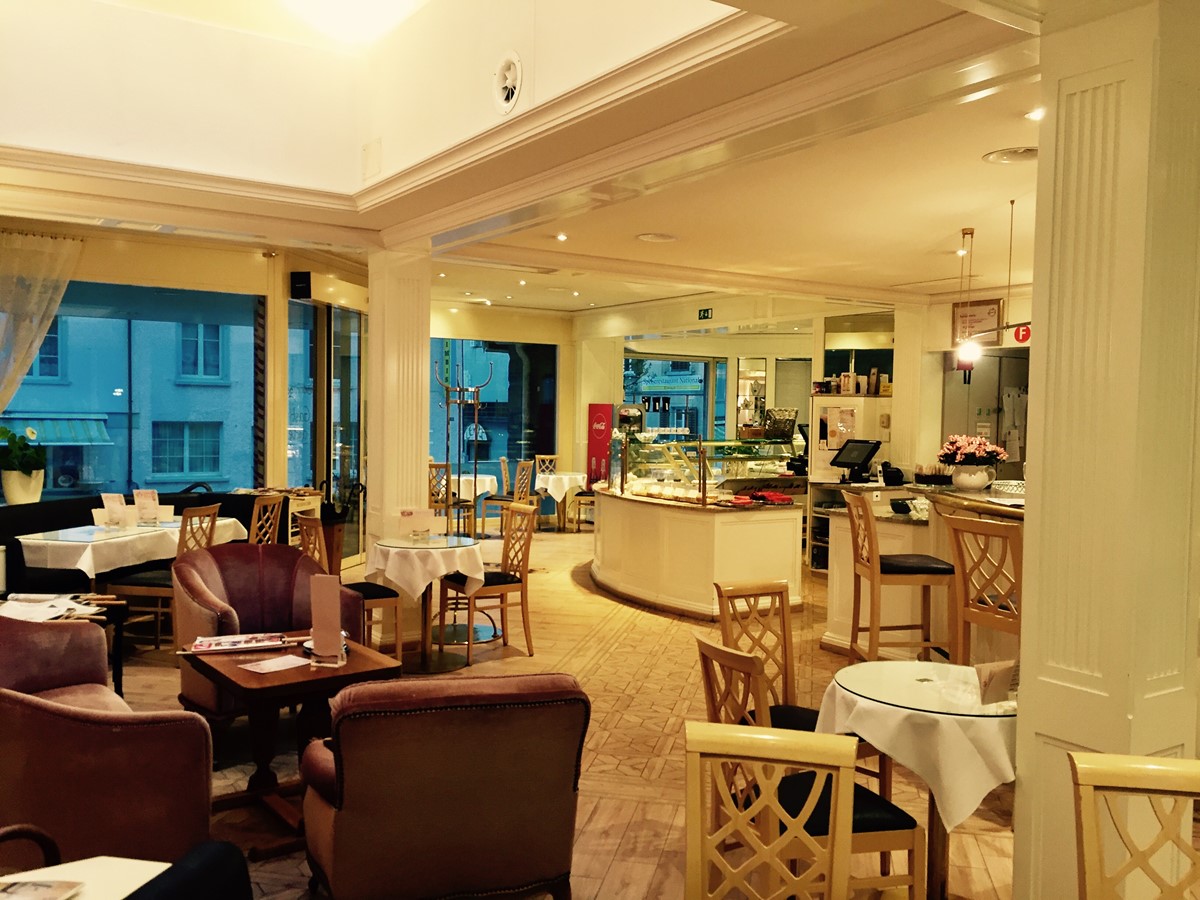«Ein Kaffeehaus ist ein zweites Wohnzimmer, es ist Treffpunkt und Zufluchtsort zugleich», sagen die Gastgeber im Café Franzl über die Wiener Kaffeehaustradition.