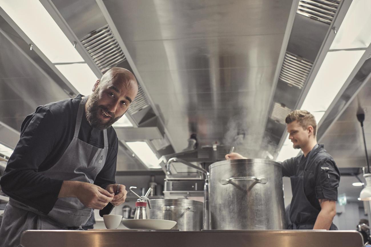 Gute Laune in der Küche: Mitja Birlo mit Souschef Julian Weller (rechts)