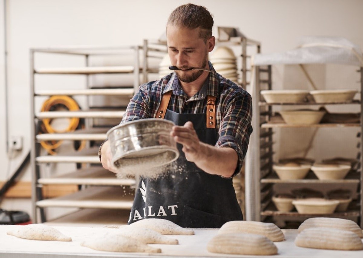 Neuerdings zeigt Mayer Hobbybäckern in Sauerteig-Kursen, wie richtig gutes Brot auch zu Hause gelingt. 