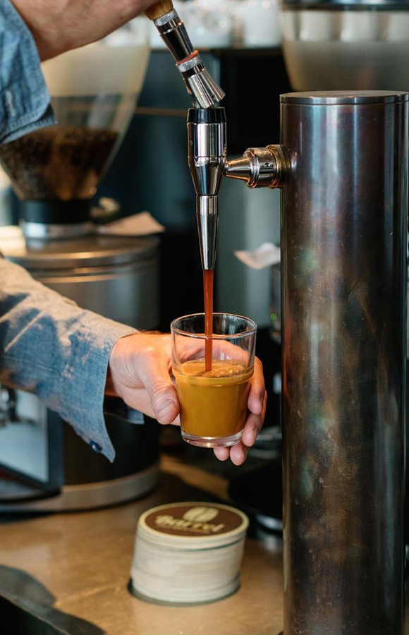 Seinen trinkfertigen Nitro Cold Brew füllt Christoph Huber in Mehrwegfässer ab und versetzt ihn mit Stickstoff. Das frisch gezapfte Kaffeegetränk besticht mit schöner Crema und einem vollen, seidigen Mundgefühl. 