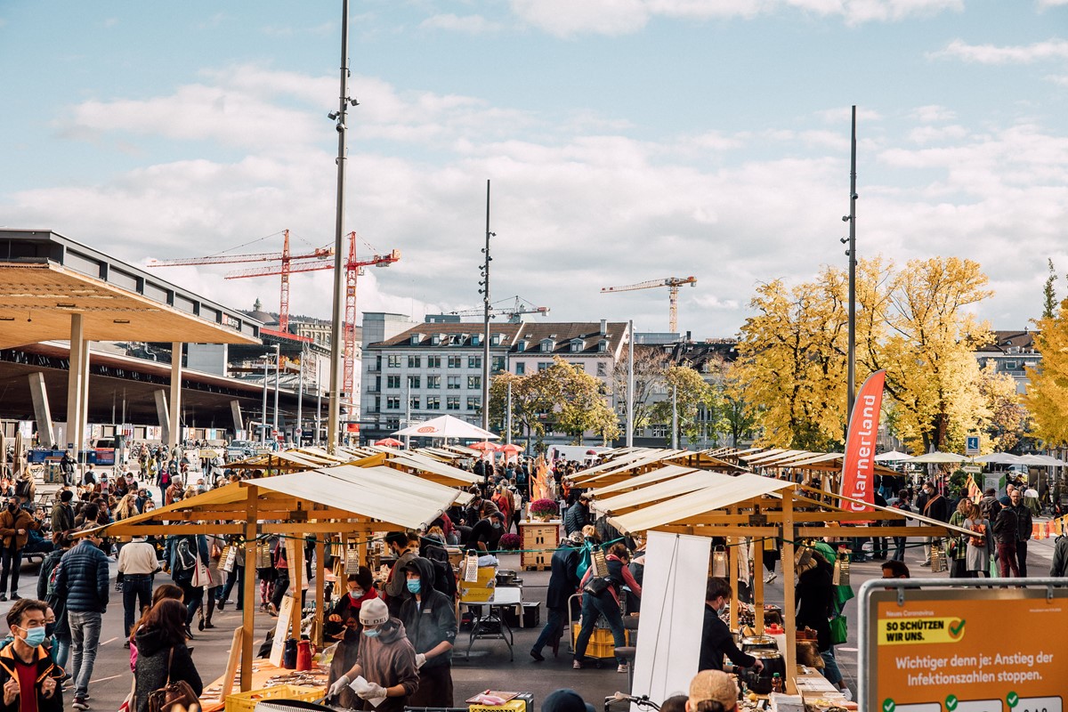 Festivalzentrum ist der Europaplatz beim Hauptbahnhof Zürich, wo am 18. September auch der Slow Food Market mit über 60 Kleinproduzenten und -produzentinnen stattfindet. 