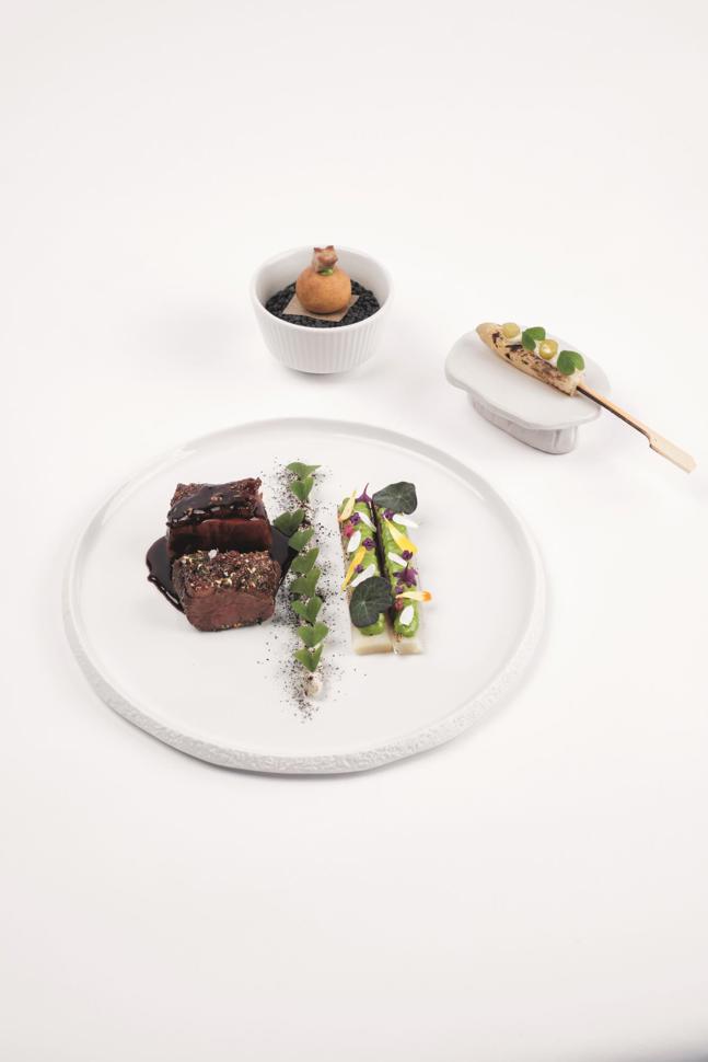 Ente an einem Bärlauchpesto mit Markbein-Crème und Lauchpulver, Oxalis, Piparra-Chili und Kapuzinerblättchen.