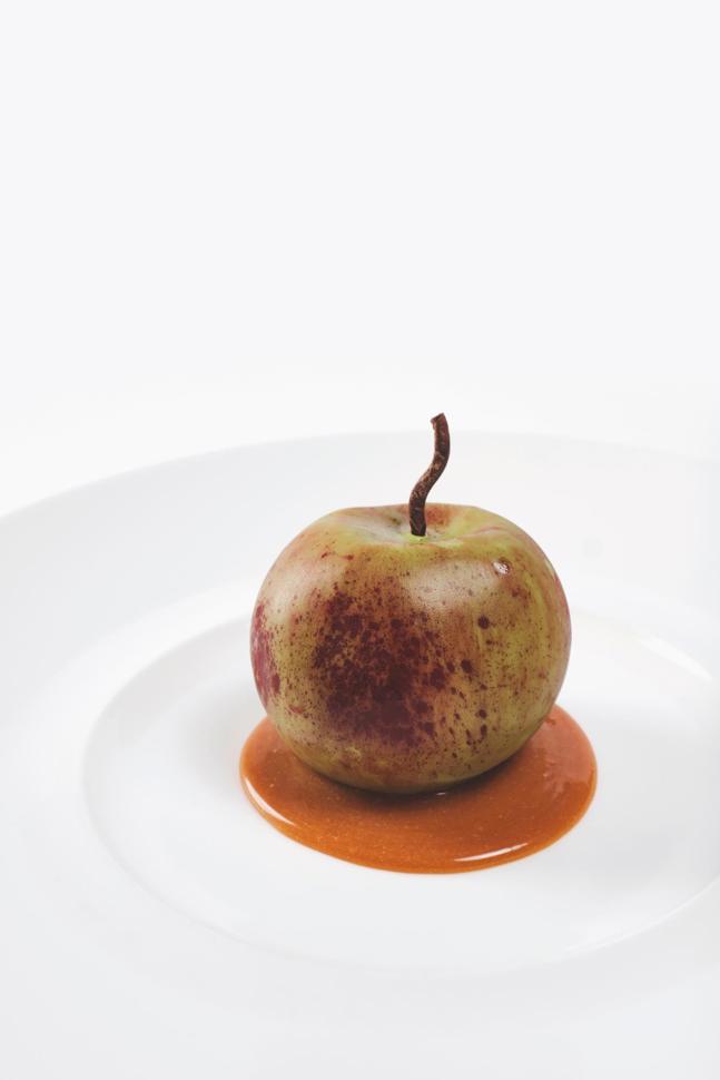 Praline vom wilden Apfel mit Karamellsauce