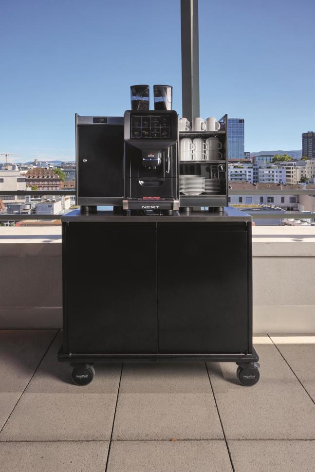 Höchstkapazität sowohl im Bistro als auch auf dem mobilen Trolley: Zwei der insgesamt zehn Egro-Kaffeevollautomaten, die bei Irides im Einsatz stehen.
