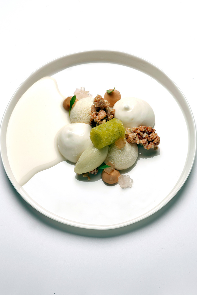 Grüntee-Granité, Bergamotte-Lassi, Joghurt-Mousse von Julien Duvernay, Restaurant Stucki, Basel – Foto: Marcel Studer