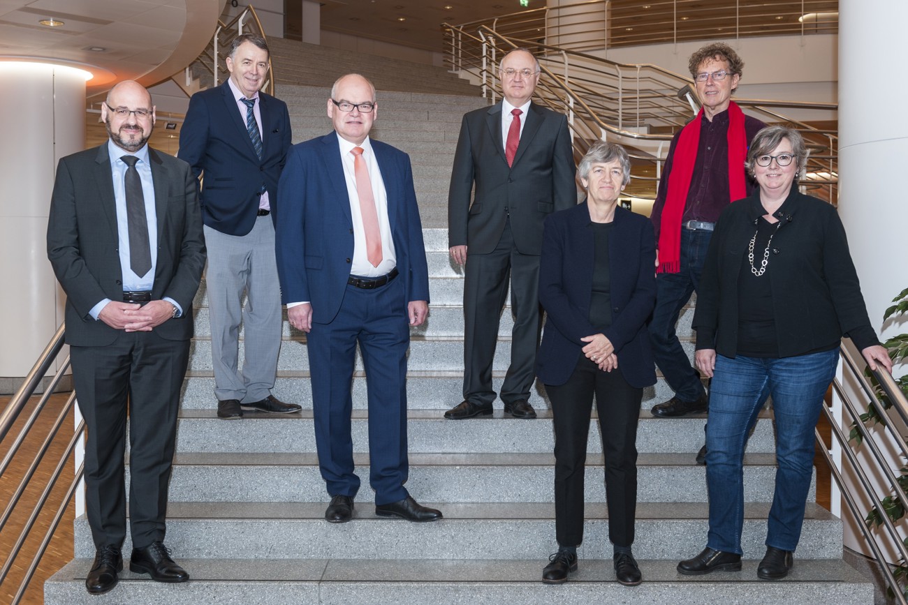 Die Sozialpartner hinter dem Rettungspaket (v.l.n.r.): Andreas Zappalà und Helmut Hersberger (Hauseigentümerverband), Andreas Biedermann (SVIT), Maurus Ebneter (Wirteverband), Kathrin Bichsel, Beat Leuthard und Patrizia Bernasconi (Mieterverband Basel)