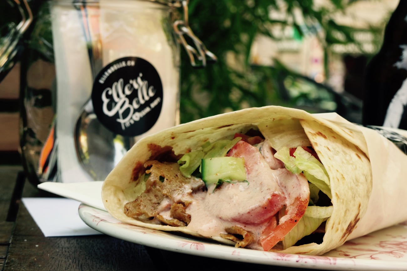 Den Verkaufsschlager «Daddy Cool» gibts auch über die Gasse. Die Schwestern Erisik bereiten den veganen Döner nach dem Geheimrezept ihres Vaters zu.