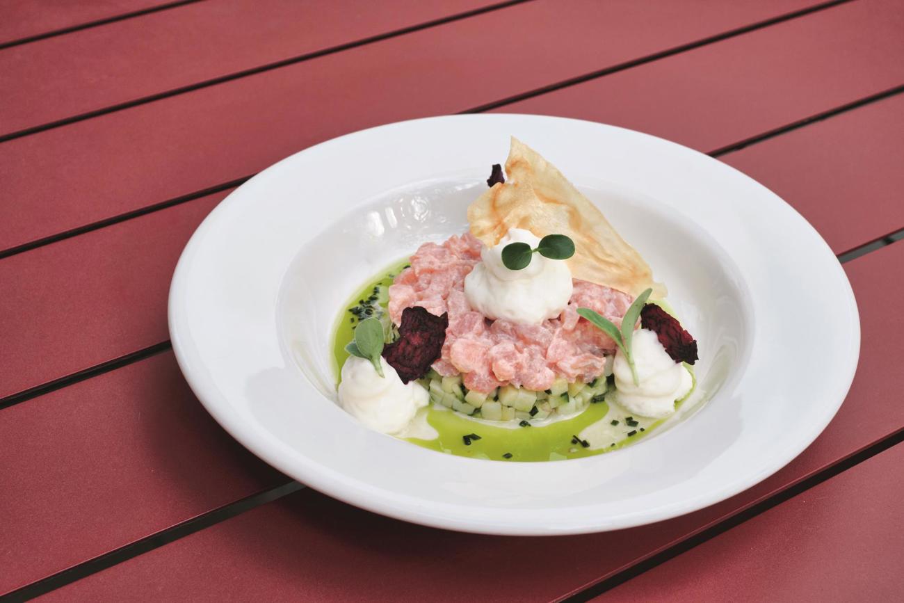 Ceviche von der Urner Lachsforelle auf Kartoffel und Gurken mit Schnittlauchvinaigrette und Gurkenespuma