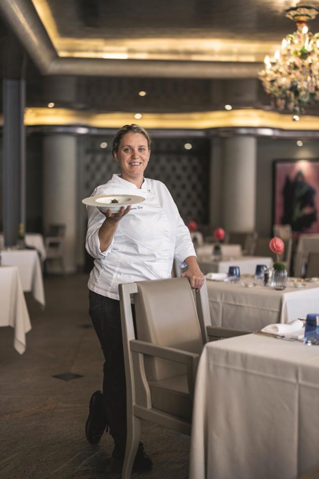 Caterina Vosti verantwortet im Eden Roc auch das Menü für die Halbpensionsgäste. In der Moving-Mountains-Version geniessen diese zum Beispiel eine Komposition aus gebratener Peperonicrème, Vallemaggia-Brot und Kräutersalat.