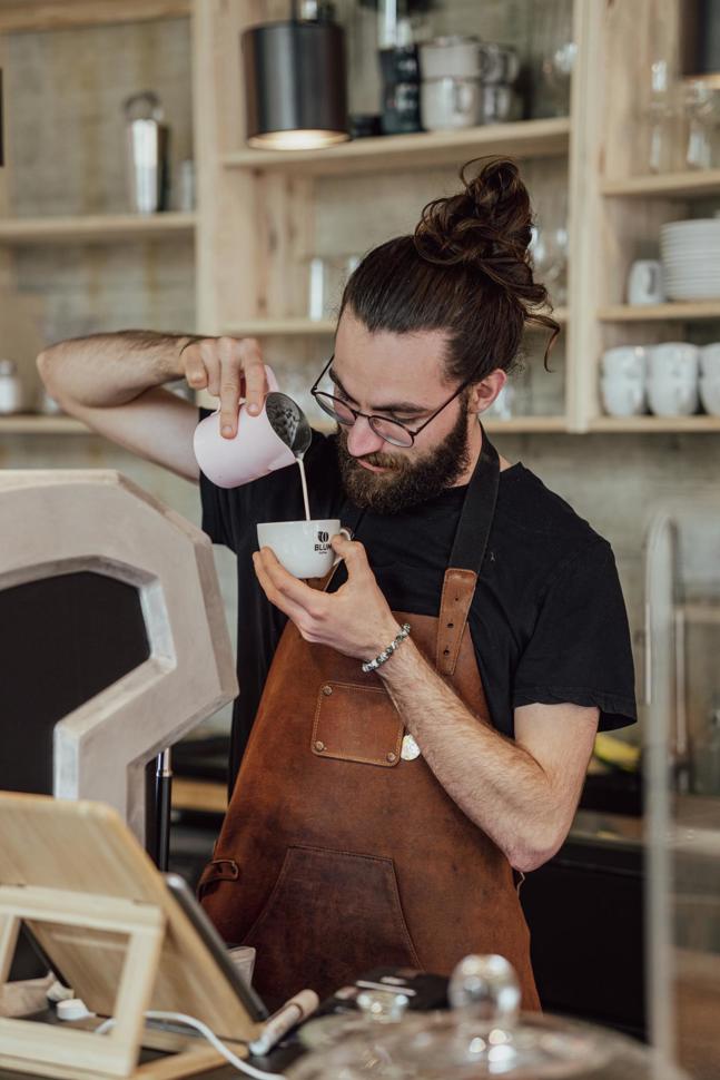 Geht es nach Blum Kaffee, sollte jeder Betrieb einen Barista haben.