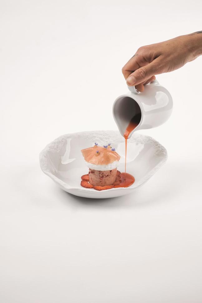 Erdbeer-Trio: fermentiert, Carpaccio und als Schleier. Unter dem Geissenmilchschaum versteckt sich eine Glace aus Gartenerbsen.