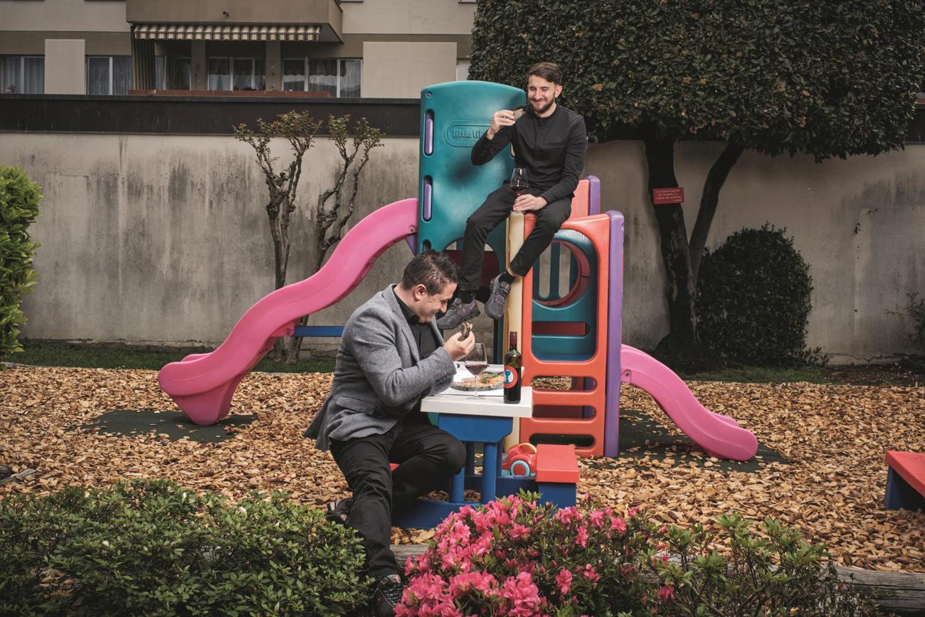  Sie erinnern sich gut und gern an ihre Kindheit in der Gastronomie: Marco Campanella und sein Bruder Tommaso im Garten von dessen Osteria da Ketty & Tommy in Ascona.