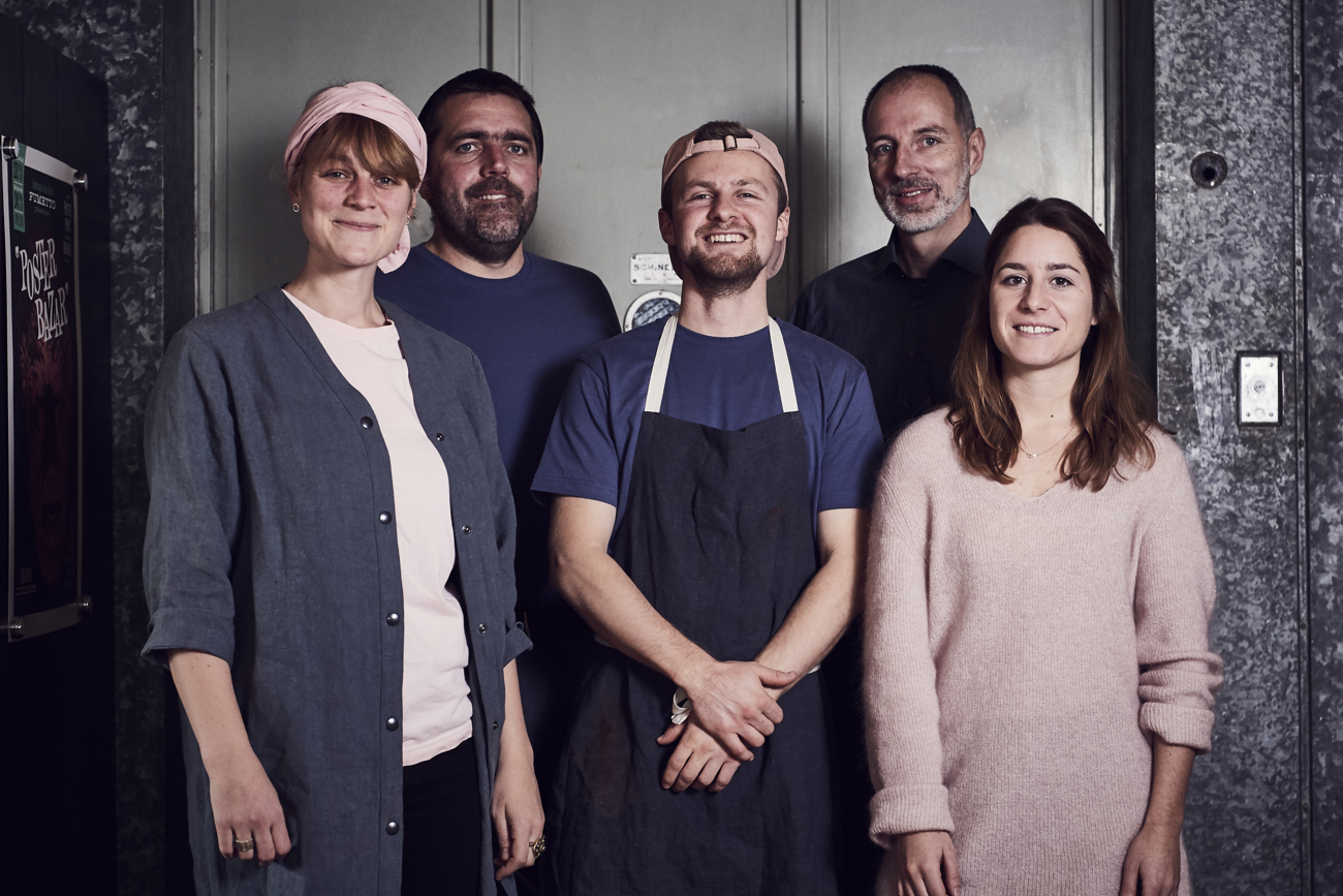 Das Team hinter La Flor (v. l. n. r.): Slow-Food-Aktivistin Laura Schälchli, Gastronom Ivo Müller, Lebensmittelingenieur Finn Ramseier, Feinkosthändler Heini Schwarzenbach und Grafikerin Zelia Zadra.