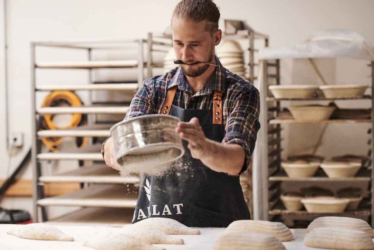 Neuerdings zeigt Mayer Hobbybäckern in Sauerteig-Kursen, wie richtig gutes Brot auch zu Hause gelingt. 