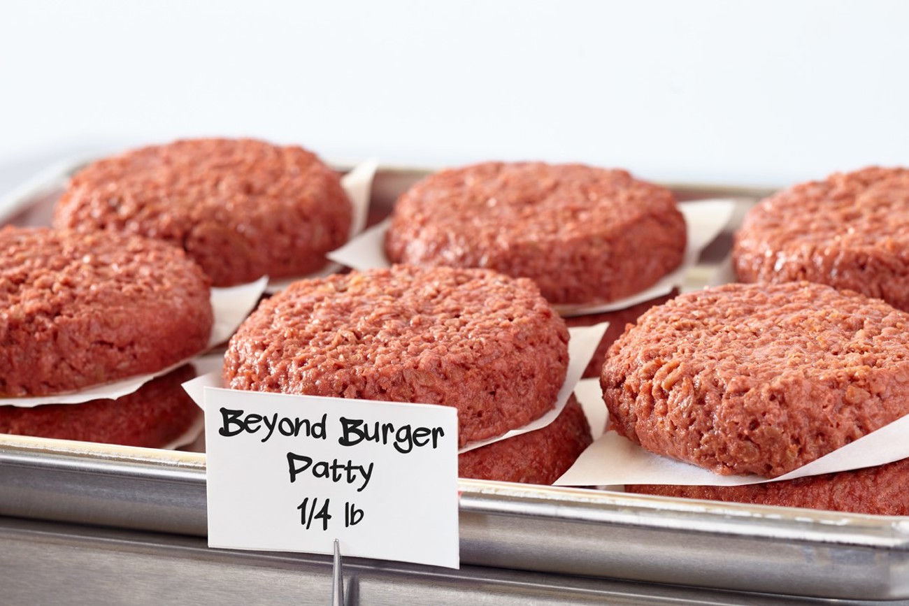 Das Auge käme ihm nicht auf die Schliche: Das Burger-Patty, unter anderem bestehend aus Erbsenprotein, sieht aus wie Fleisch.