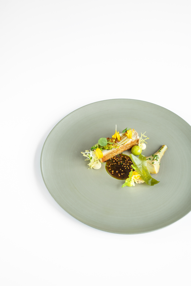 Poularde, Liebstöckel, Artischocke und Lattich Poularde, Liebstöckel, Artischocke und Lattich