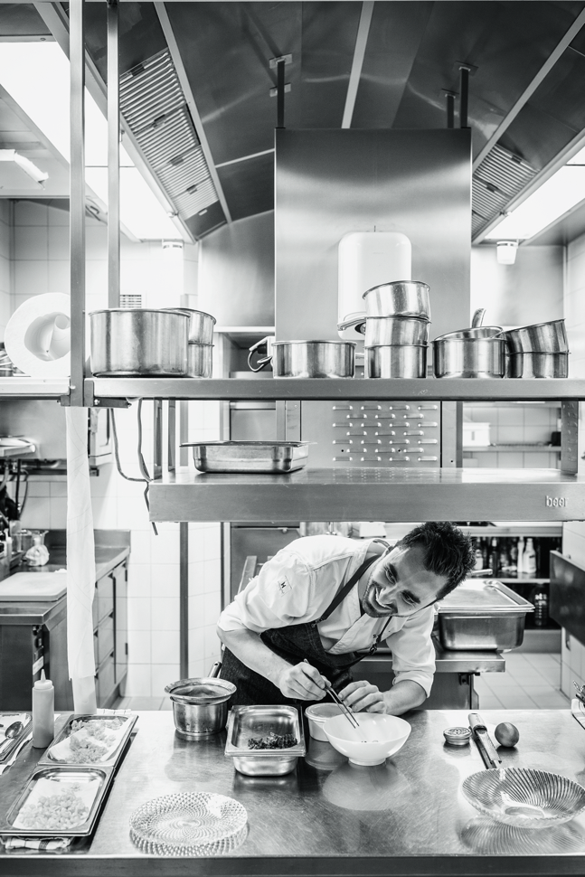 Silvio Germann, Küchenchef im Igniv by Andreas Caminada in Bad Ragaz, richtet bevorzugt in Schüsseln an.