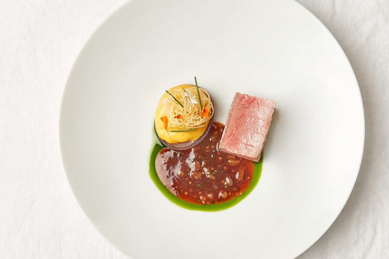 Wenig Komponenten, viel Geschmack: Ennetbürger Rindsentrecôte, Knochenmarksauce, Knusperkartoffel, rote Zwiebel – ein Hauptgang von Sebastian Rösch, Restaurant Mesa