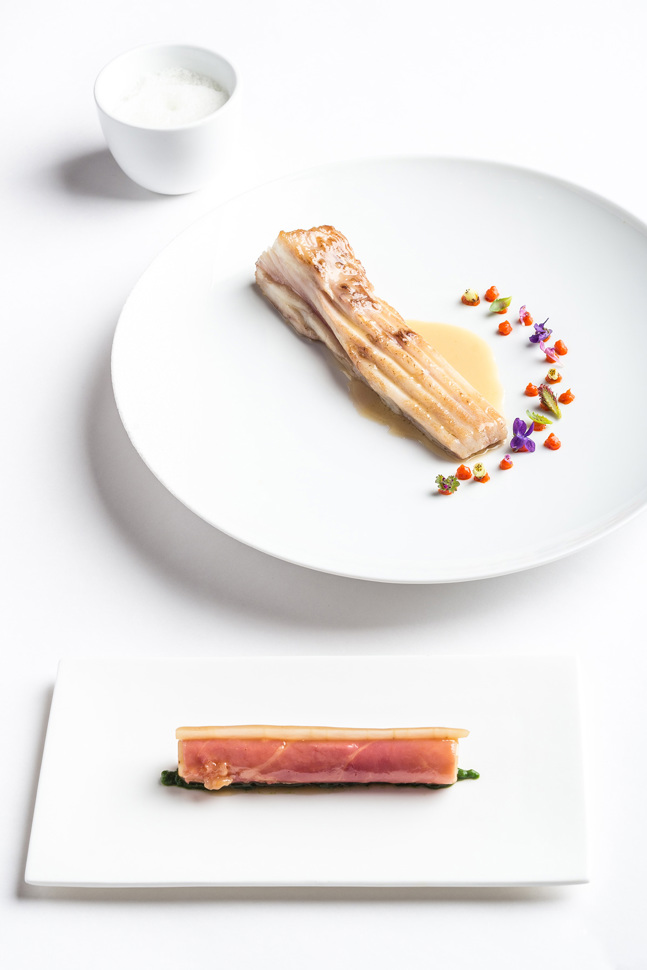 Rochenflügel, Kopfsalatcreme, glasierte Schwarzwurzeln, Minzschaum Rochenflügel, Kopfsalatcreme, glasierte Schwarzwurzeln, Minzschaum
