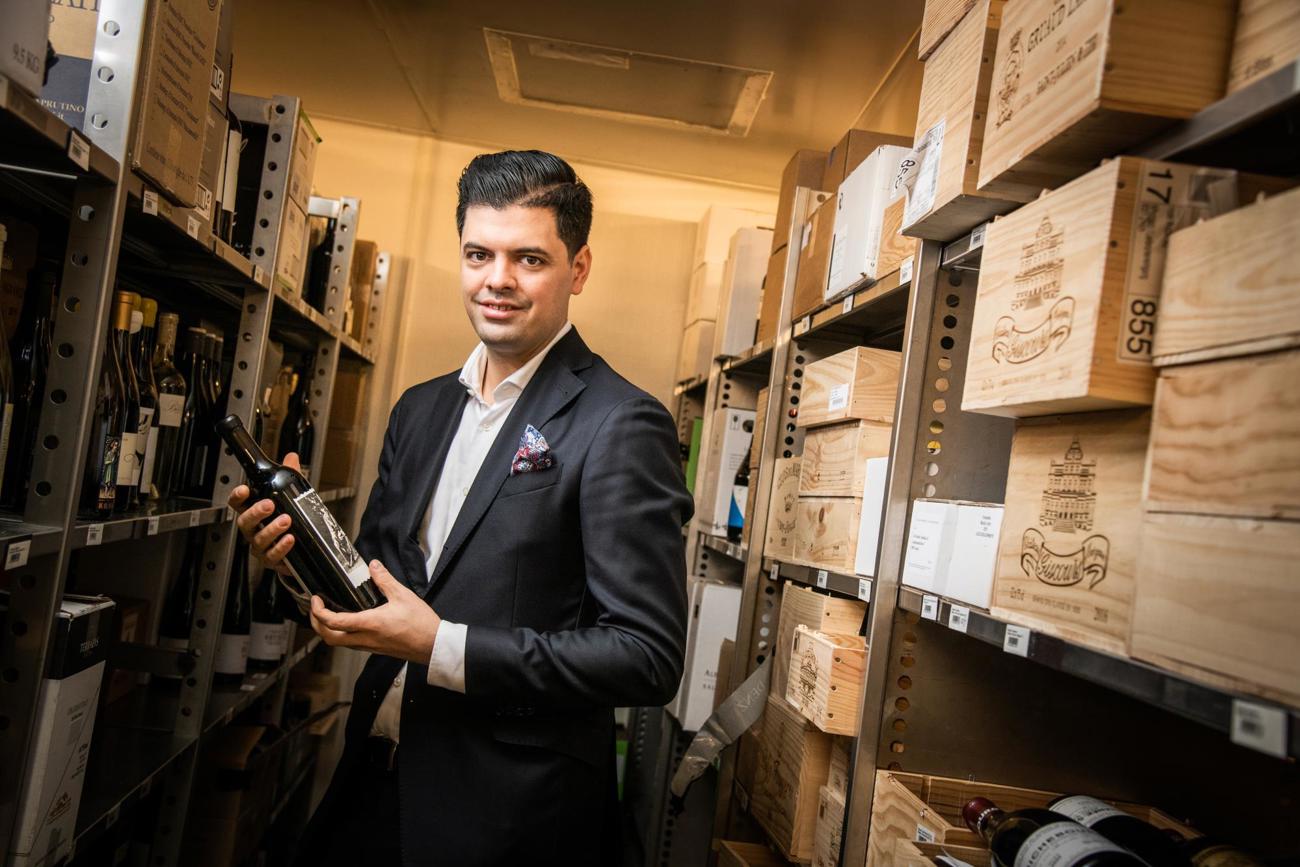 Der Sommelier des Jahres Stefano Petta steht im Zürcher Widder im Einsatz.