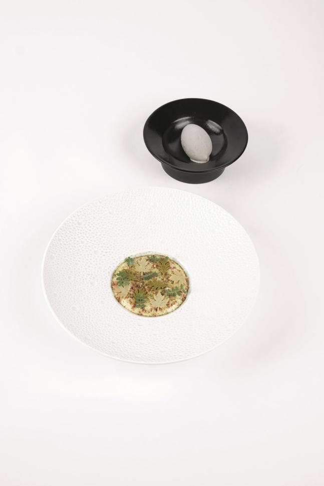 Milchreis mit kandierten Orangen, Sake-Schaum, gepufftem Sesam und Matcha-Hippen, dazu Glace aus geröstetem schwarzem Sesam.