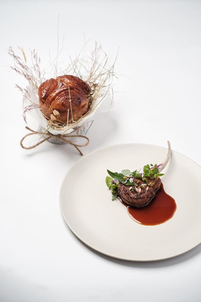 Weisses Alpenschaf aus dem Berner Oberland, Wiesenkräuter, Föölabrot Weisses Alpenschaf aus dem Berner Oberland, Wiesenkräuter, Föölabrot