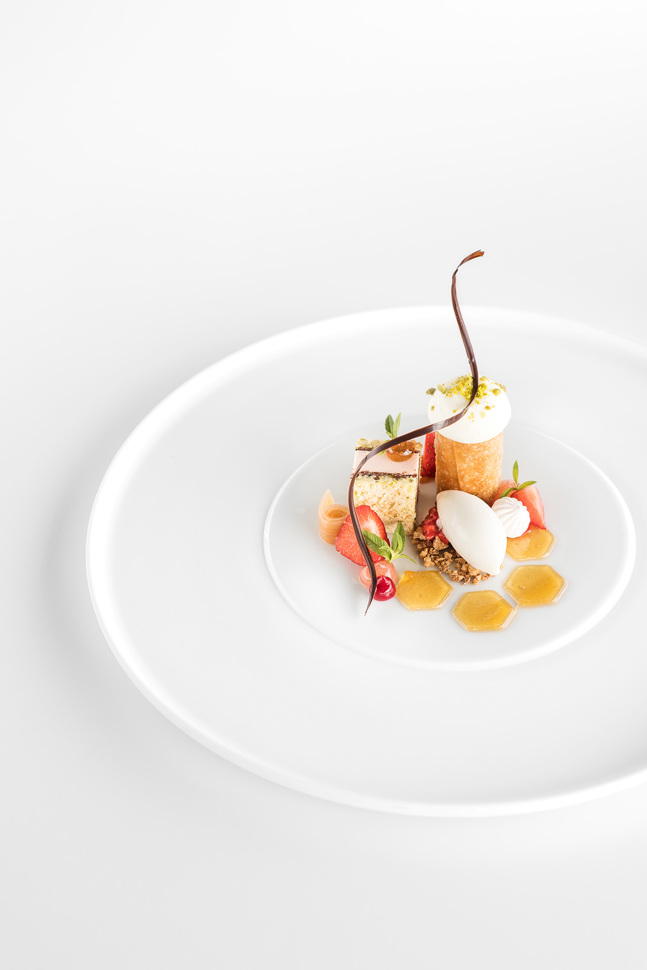 Erdbeeren, Joghurt, Löwenzahn, Rhabarber und weisse Schokolade Erdbeeren, Joghurt, Löwenzahn, Rhabarber und weisse Schokolade