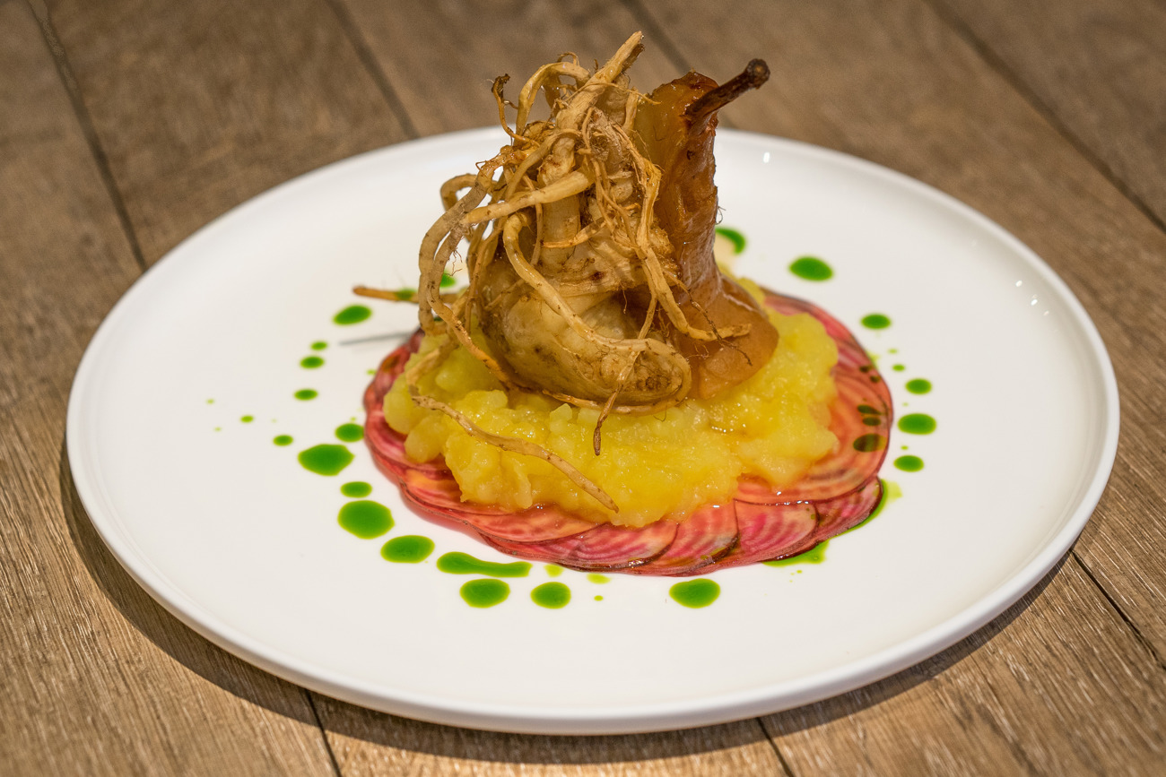 Geniessen geht analog – auch in der Data Kitchen: geschmorte Birne, Knollensellerie und Kartoffelstampf, roh marinierte Tonda di Chioggia und Petersilienöl. Küchenchef Alexander Brosin verfolgt eine marktfrische, von den Berliner Kiezen inspirierte Küche.