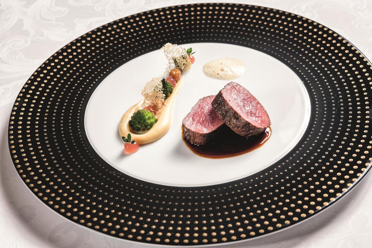 Rehrücken aus der Bareiss-Jagd mit Blumenkohlpüree, Romanesco und Zitronenthymian