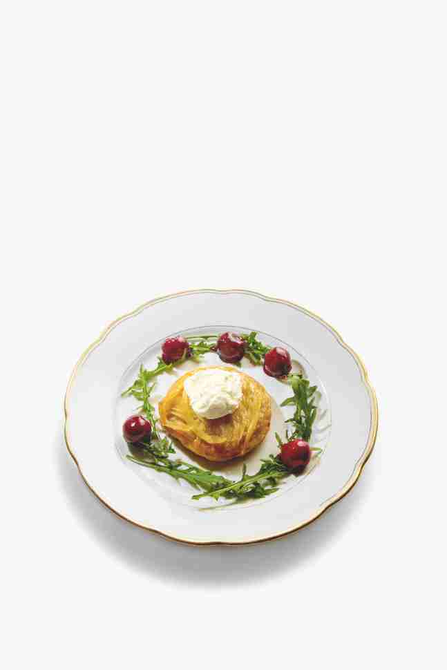 Fenchel-Tarte-Tatin, Ziegenfrischkäse, Kirschen, Rucola Fenchel-Tarte-Tatin, Ziegenfrischkäse, Kirschen, Rucola