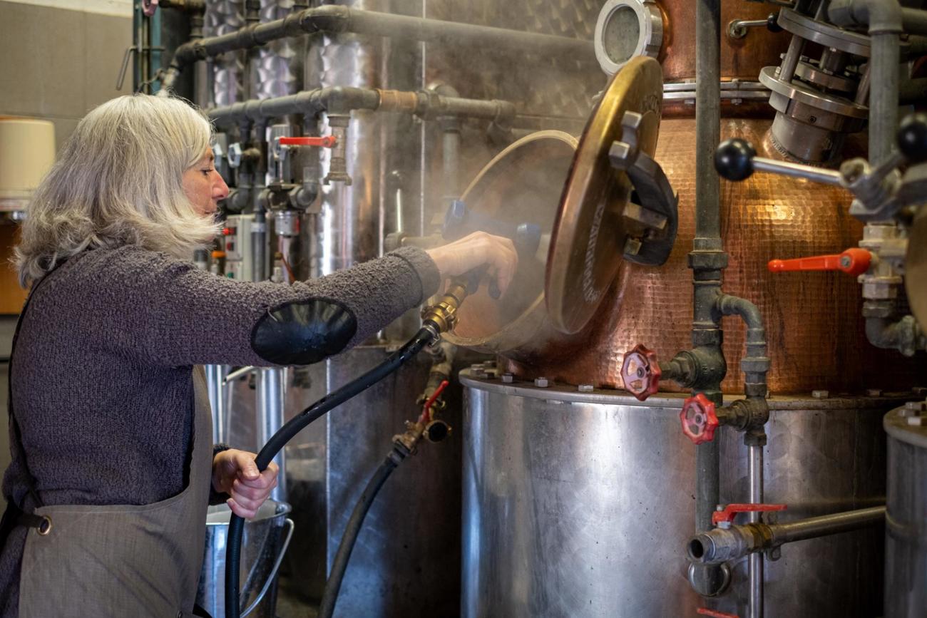 Brennmeisterin Judith Brunschwiler hat das Handwerk von ihrem Schwiegervater gelernt.