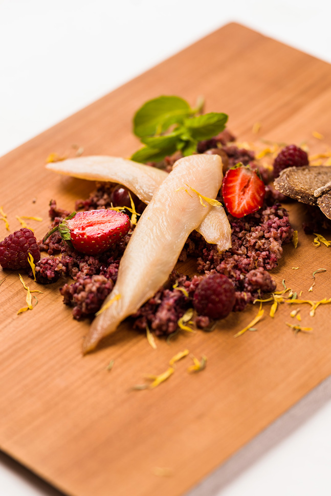 Geräuchertes Eglifilet auf Dinkelsalat mit wilden Heidelbeeren