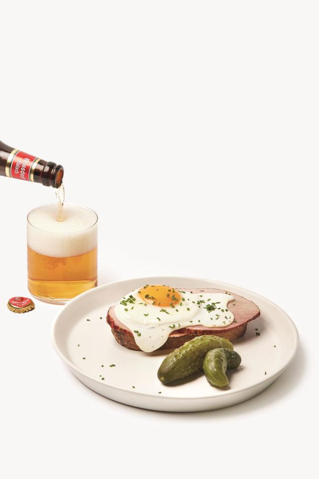 Strammer Max mit Kölsch und fermentierten Gurken von Babcia Krysia und Dziadek Milek aus Jastrowie in Polen Strammer Max mit Kölsch und fermentierten Gurken von Babcia Krysia und Dziadek Milek aus Jastrowie in Polen