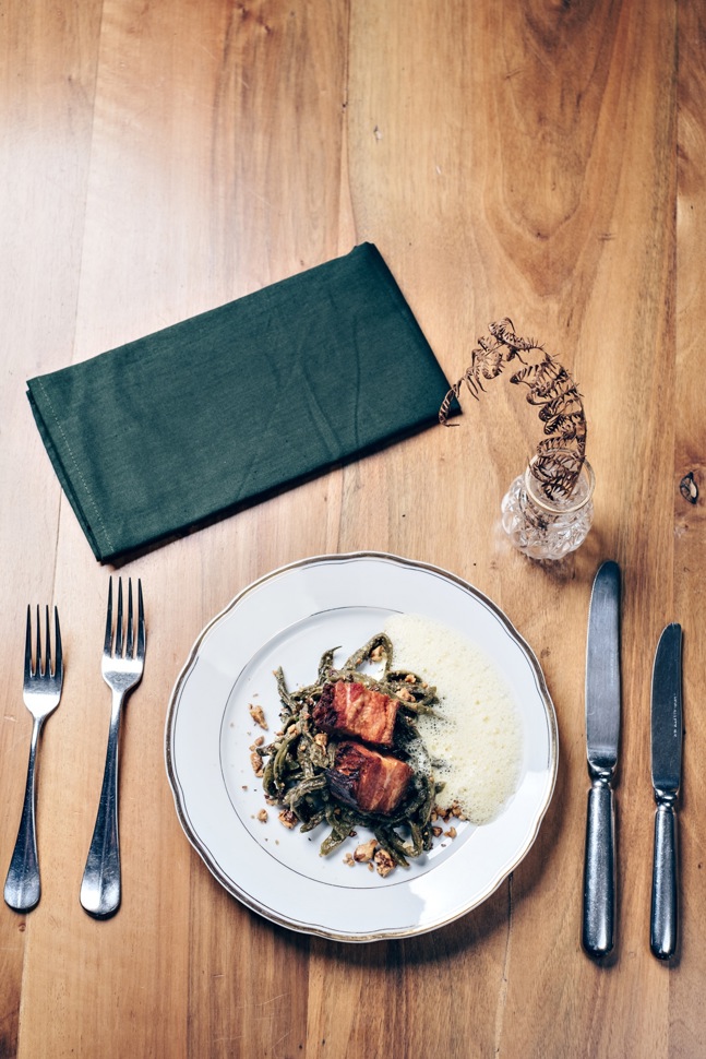 Schweinebauch mit mariniertem Dörrbohnensalat