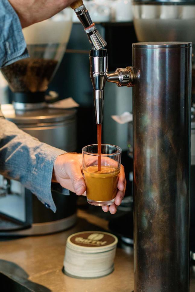 Seinen trinkfertigen Nitro Cold Brew füllt Christoph Huber in Mehrwegfässer ab und versetzt ihn mit Stickstoff. Das frisch gezapfte Kaffeegetränk besticht mit schöner Crema und einem vollen, seidigen Mundgefühl. 