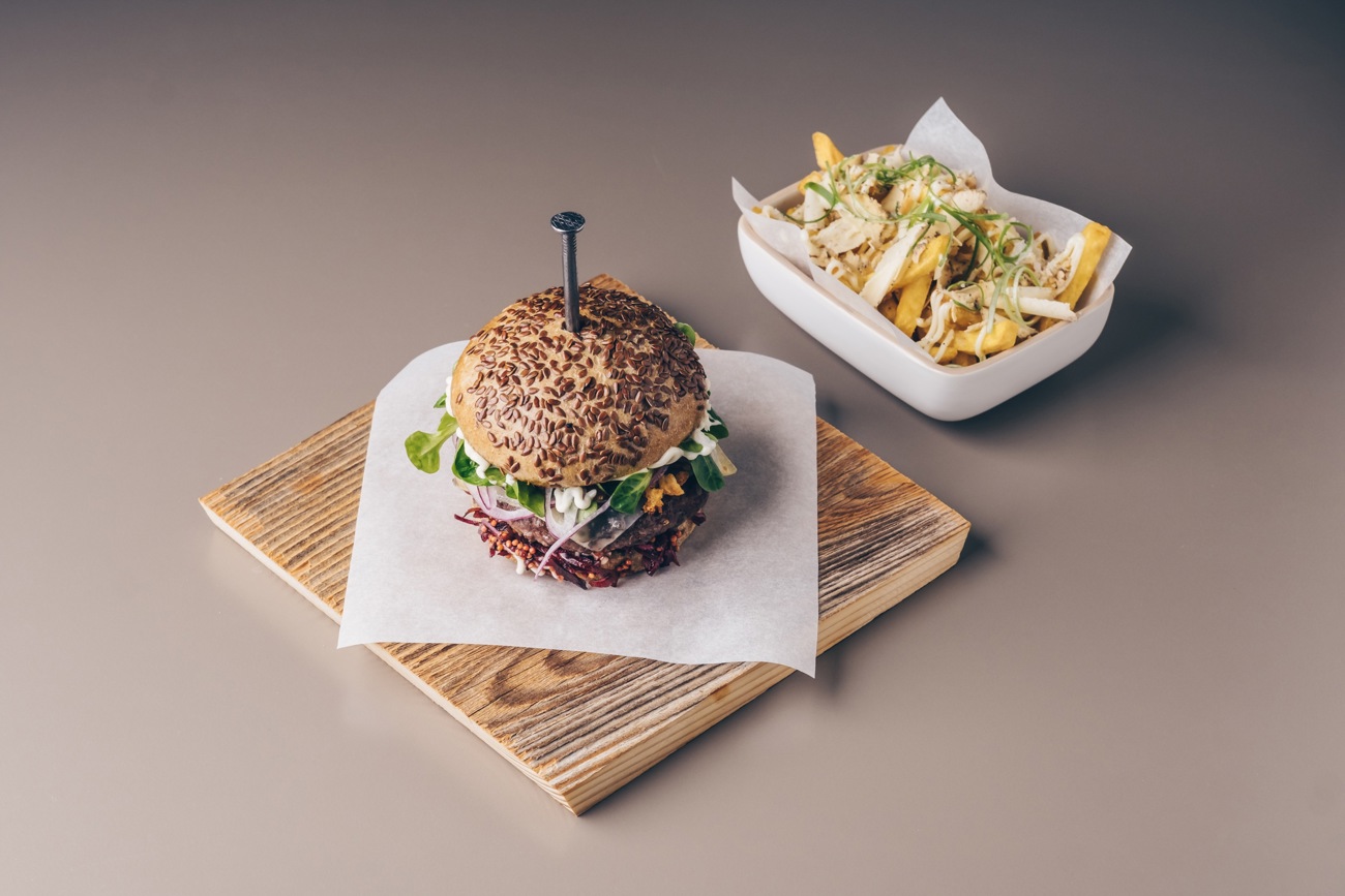 Dreierlei vom Hornochs (Wagyu x Limousin) mit Kohl, Münsinger Kartoffeln und Zwiebeln in Burgerform